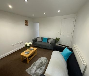 6 bedroom semi-detached house to rent - Photo 2