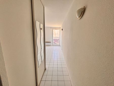 NIMES CENTRE/LYCEE DHUODA - RUE HENRI IV - STUDIO 21.32 M2 AU 1ER ETAGE, - Photo 2