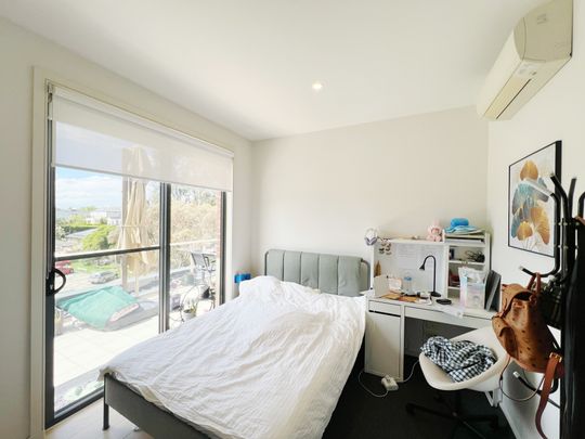 Modern 2 Bed | 2 Bath | 1 Car For rent in Balwyn North - Photo 1