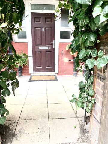 3 bedroom flat to rent - Photo 4