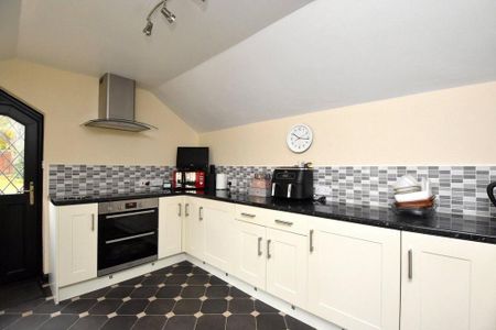 2 bedroom detached house to rent - Photo 4