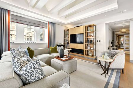 This exceptional three-bedroom duplex apartment is nestled in the heart of Covent Garden. - Photo 3