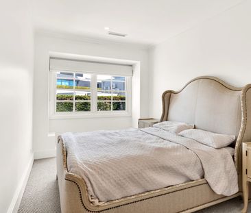 Timeless Family Elegance in Elite Surrounds * Fully Furnished * - Photo 6