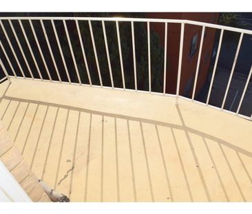 Top-Floor One-Bedroom in the Heart of Enmore - Photo 3