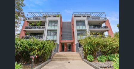 Spacious, Sun-Filled Living - Photo 3