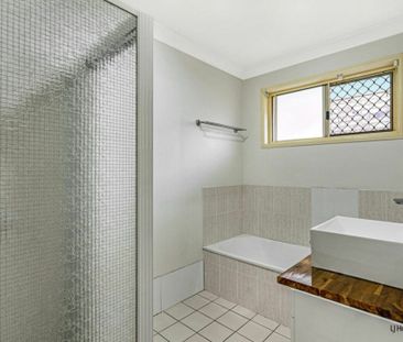 Modern Family Home in Burleigh Waters! - Photo 4