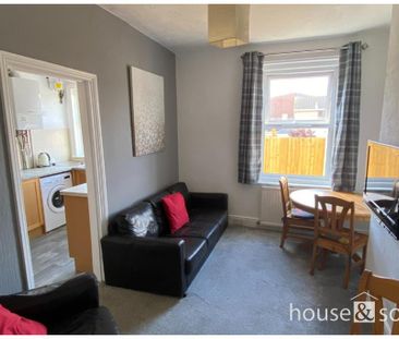 4 bedroom semi-detached house to rent - Photo 2