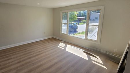 For Lease - 698 Burton Drive, Innisfil, Ontario - Photo 2