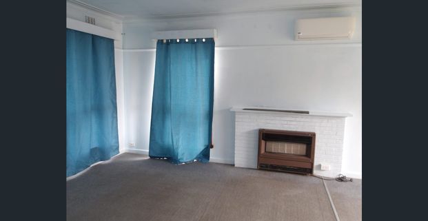 WALK TO SANDOWN PARK TRAIN STATION - Photo 1