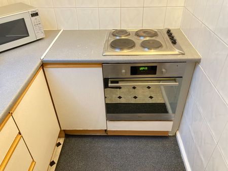 Room in a Shared House, Very Near Craven Avenue Area, W5 - Photo 4