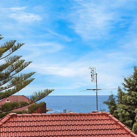 SUN DRENCHED TWO BEDROOM APARTMENT! - Photo 1