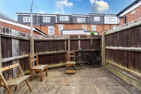 5 bedroom apartment to rent - Photo 3