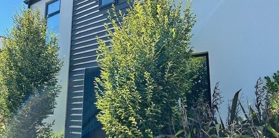 Lovely modern townhouse in great location! - Photo 2