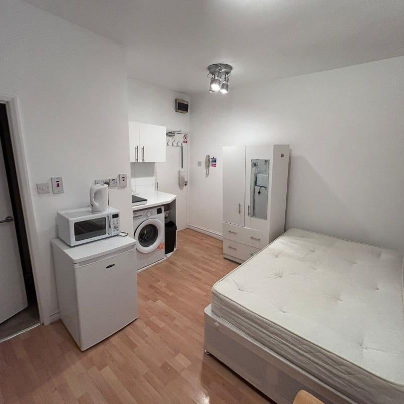 Studio Flat, London, SW1V - Photo 1