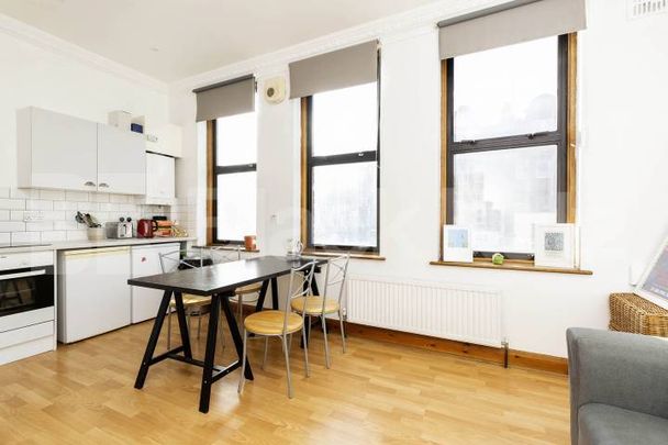 Two double bedrooms modern kitchen spacious lounge & mins to tube and shops - Photo 1