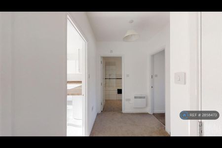 2 bedroom flat to rent - Photo 2