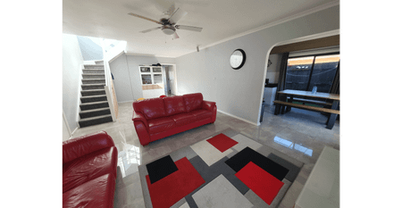 Double storey 4 bedroom 450 per week available 1 Dec - Photo 2