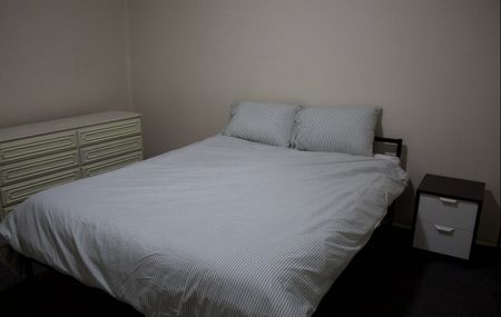 Elizabeth North - Photo 5