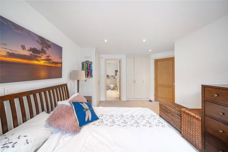 Hightrees, 9 Queensmere Road, London, SW19 ground floor flat to rent - Photo 4