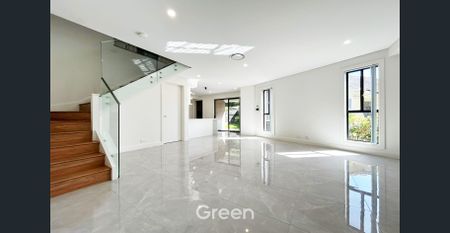 Modern, Stylish Five-Bedroom Duplex in Prime Location! - Photo 2