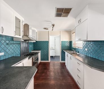 Spacious 3-Bedroom Home in Prime Kelmscott Location! - Photo 3