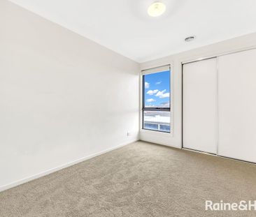 Spacious & Stylish Family Sanctuary in front of Park - Photo 5