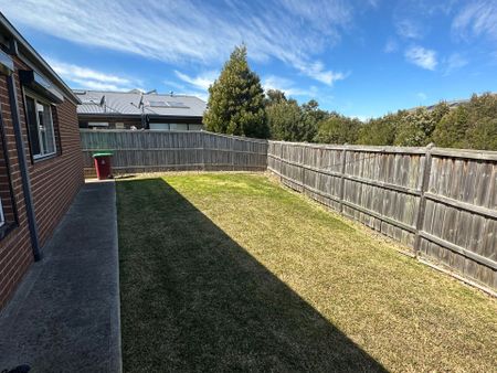 Large 4 Bedroom Home in Cranbourne West - Photo 2