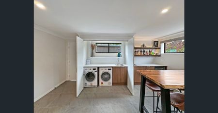 Large, two-storey home with ducted ac and solar! - Photo 2