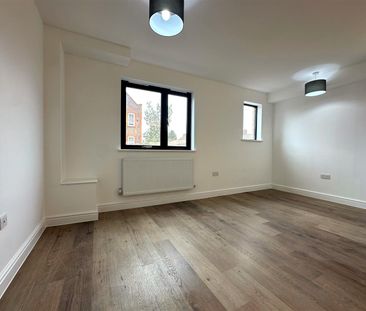 Gammons Lane, Watford - Photo 2