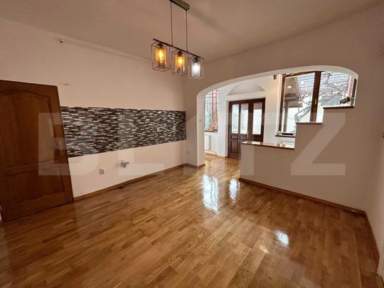 Eleganță și confort: casă renovată 2024 singur în curt - Fotografie 1