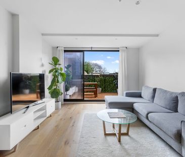 Stylish Ground-Floor Living by the Bay - Photo 6