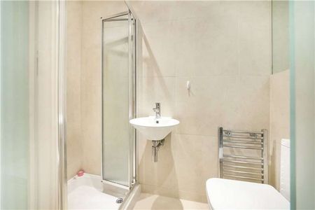 This lower ground floor flat benefits from good storage and a private garden, ideally located for Barons Court. - Photo 5