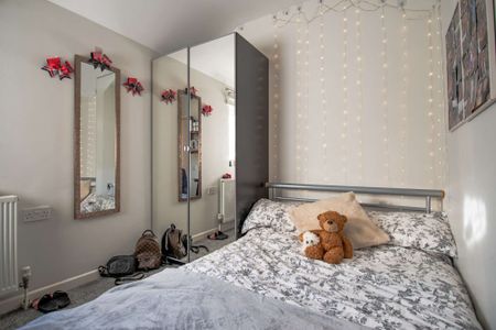 Modern kitchen and large living area - Photo 4