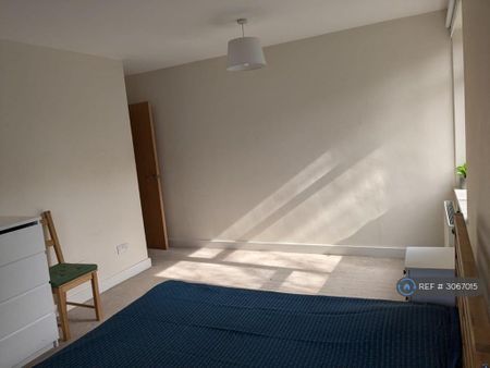 3 bedroom flat to rent - Photo 3