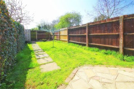 2 bed end of terrace house to rent in Bosanquet Close, Uxbridge, UB8 - Photo 5