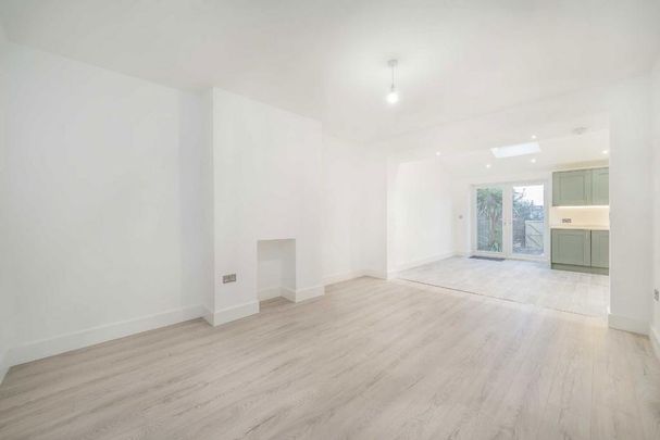 4 bedroom end of terrace house to rent - Photo 1