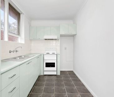 Charming One-Bedroom Apartment in the Heart of Richmond Hill! - Photo 4
