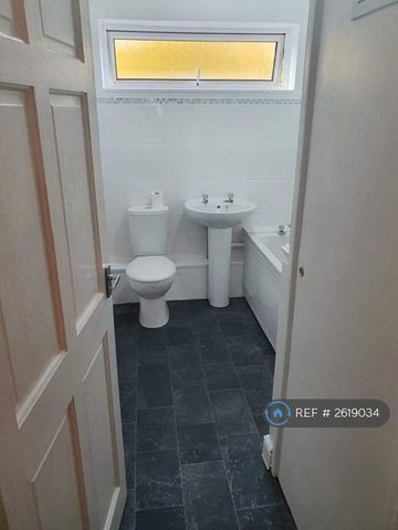 1 bedroom in a house share to rent - Photo 5