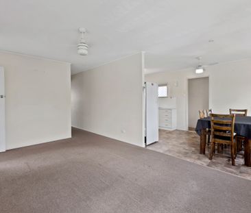 3 BEDROOM HOME, CLOSE TO EVERYTHING! - Photo 1