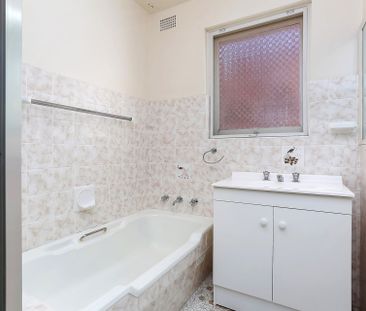 Spacious Two-Bedroom Apartment in the Heart of Monterey - Photo 6