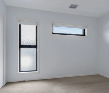 Stylish Two-Bedroom Townhouse - Photo 4