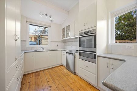 Charming Two-Storey Home Moments from Lake Wendouree - Photo 4