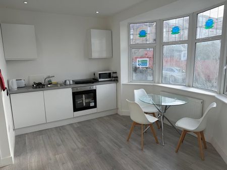 Studio Flat, Hill House Road, SW16 - Photo 2