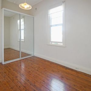 Charming Family Apartment in Convenient Location - Photo 2