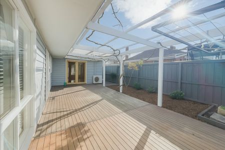 Warm, Inviting and Wonderfully Convenient - Photo 2