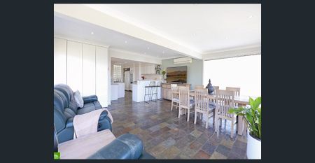 Versatile Living in Peaceful Mount Keira - Photo 4