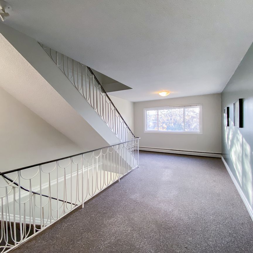 Crystal Court - Photo 1