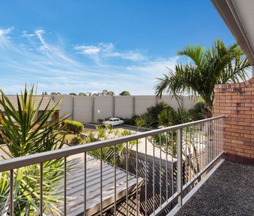 Modern Townhouse Living with Private Courtyard! 29/7 Chamberlain Av... - Photo 2
