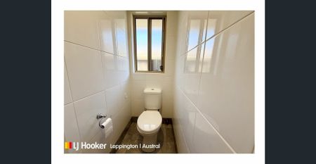 SLEEK & SPACIOUS MODERN HOME - Photo 4