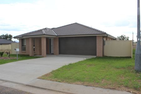 43 Flemming Crescent, Tamworth, NSW 2340 - Photo 4